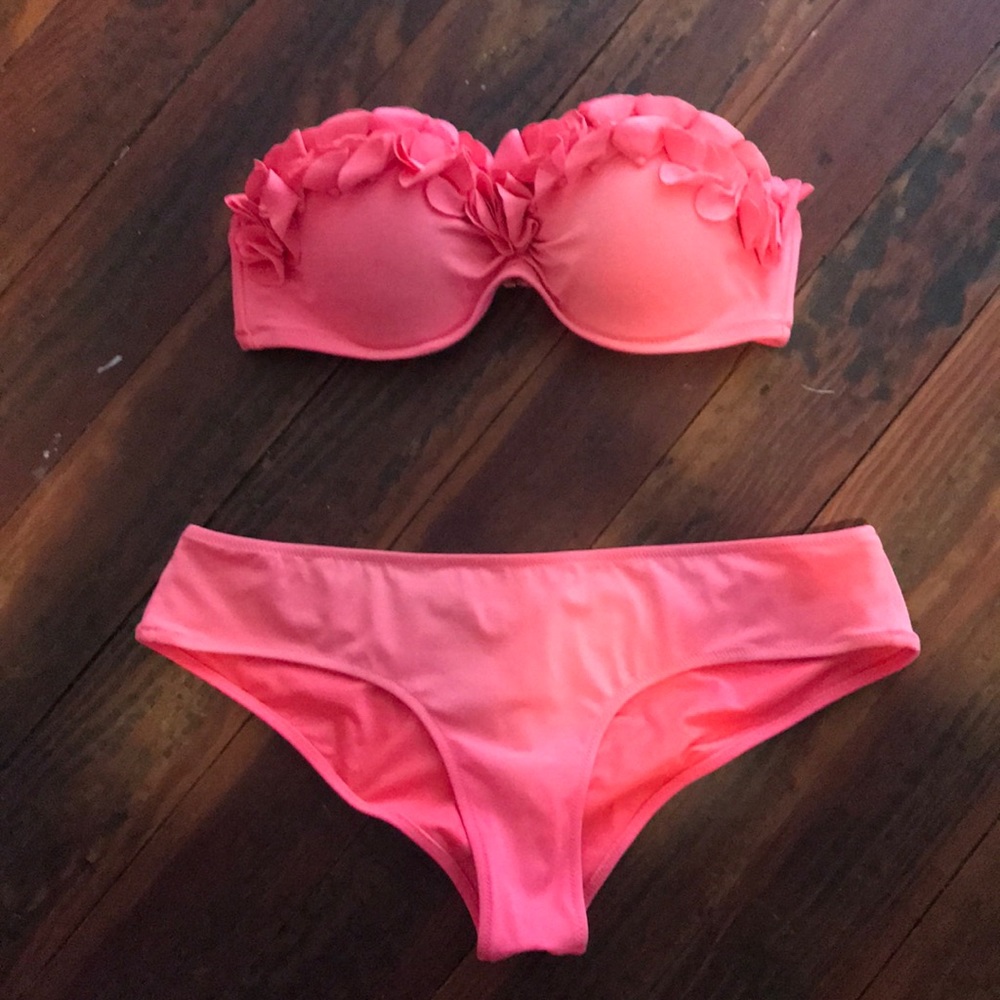 Bikini. Strapless. Cheeky bottoms.